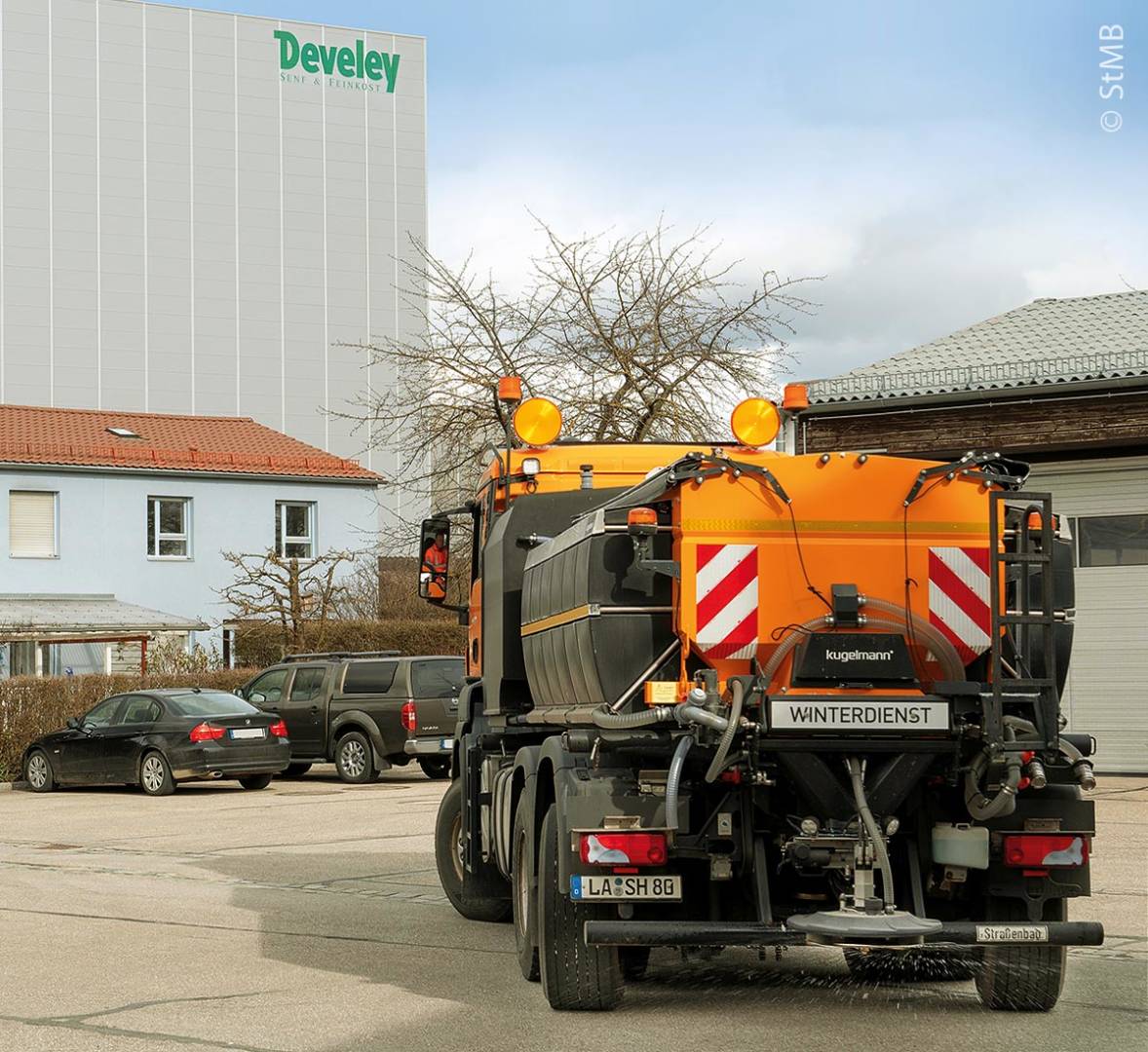 Winterdienst-LKW vor Develey-Werk: Develey produziert nicht nur eingelegte Gurken, sondern auch Gurkensole gegen Schnee und Eis.