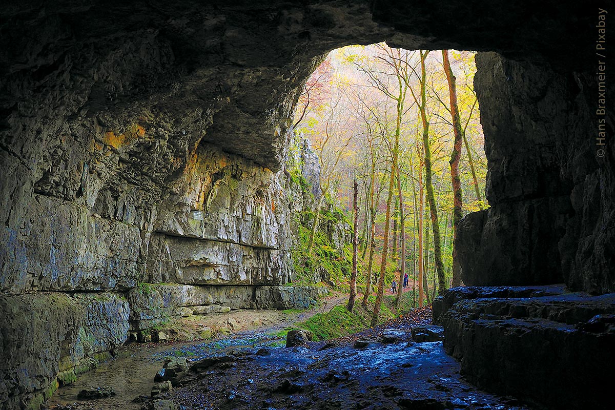 Die Falkensteiner Höhle bei Bad Urach ist eine aktive Wasserhöhle, in derem Inneren sich Niederschläge zeitweise in wasserführenden Spalten und Gängen sammeln. Die Höhle wurde 2019 als bedeutendes Geotop und Geopoint des „UNESCO Geopark Schwäbische Alb“ ausgezeichnet. Funde gab es dort zwar nicht, aber der Eingangsbereich der Höhle gehört zu den beeindruckendsten, den Höhlen auf der Schwäbische Alb zu bieten haben.
