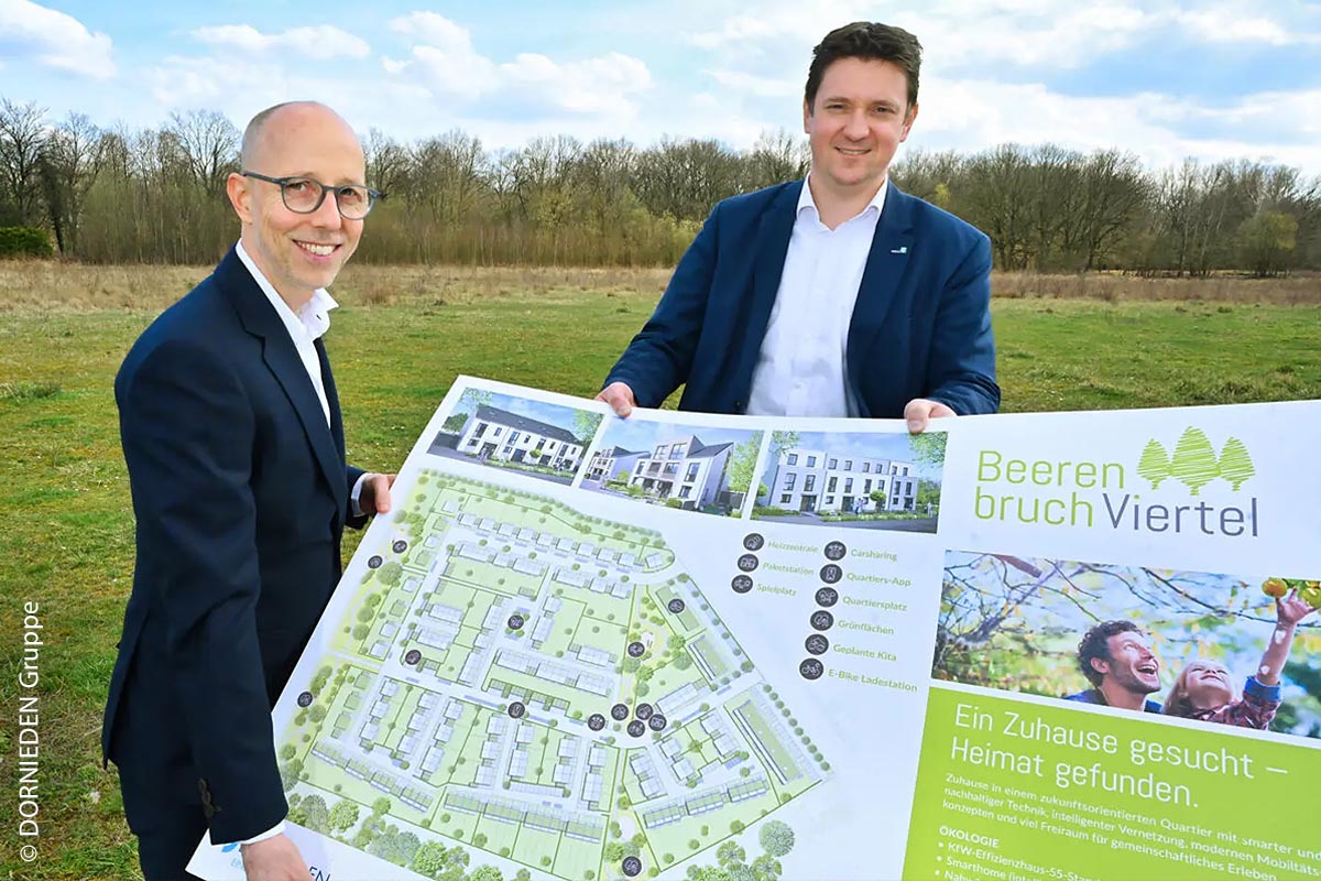 Geschäftsführer der DORNIEDEN Gruppe, Martin Dornieden, und der Bürgermeister von Castrop-Rauxel, Rajko Kravanja, halten den Plan für das Beerenbruch-Viertel. 