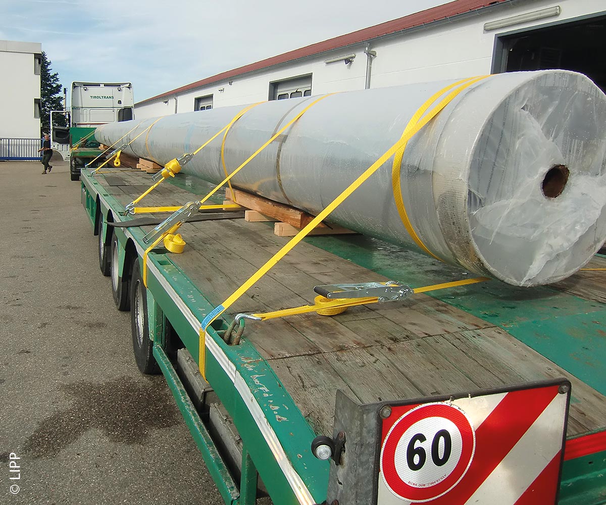 Das Edelstahlmembrandach wird bei LIPP in Tannhausen gefertigt und zur Baustelle transportiert.