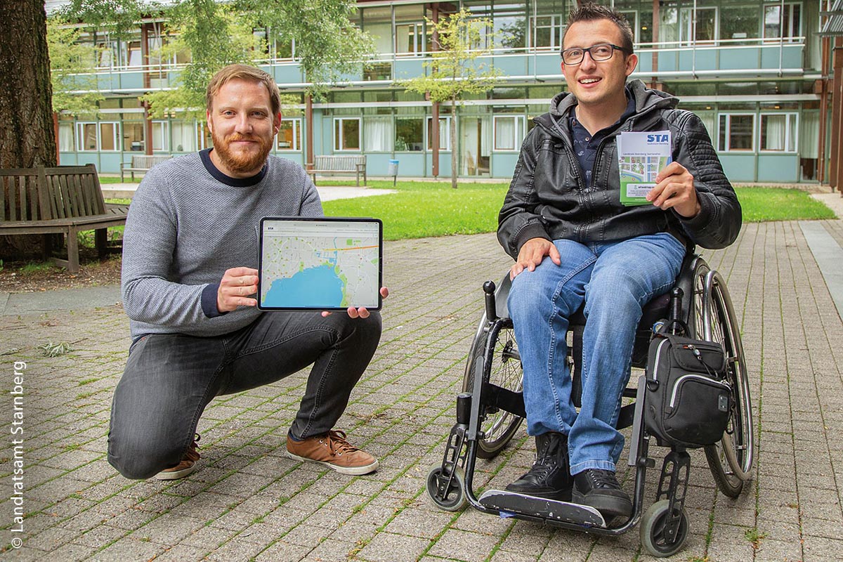 „Wheelmap Pro“ gibt es nun auch für den Landkreis Starnberg, vorgestellt von Maximilian Mayer, Behindertenbeauftragter des Landkreises (links), und Nico Wunderle, Wheelmap-Botschafter.