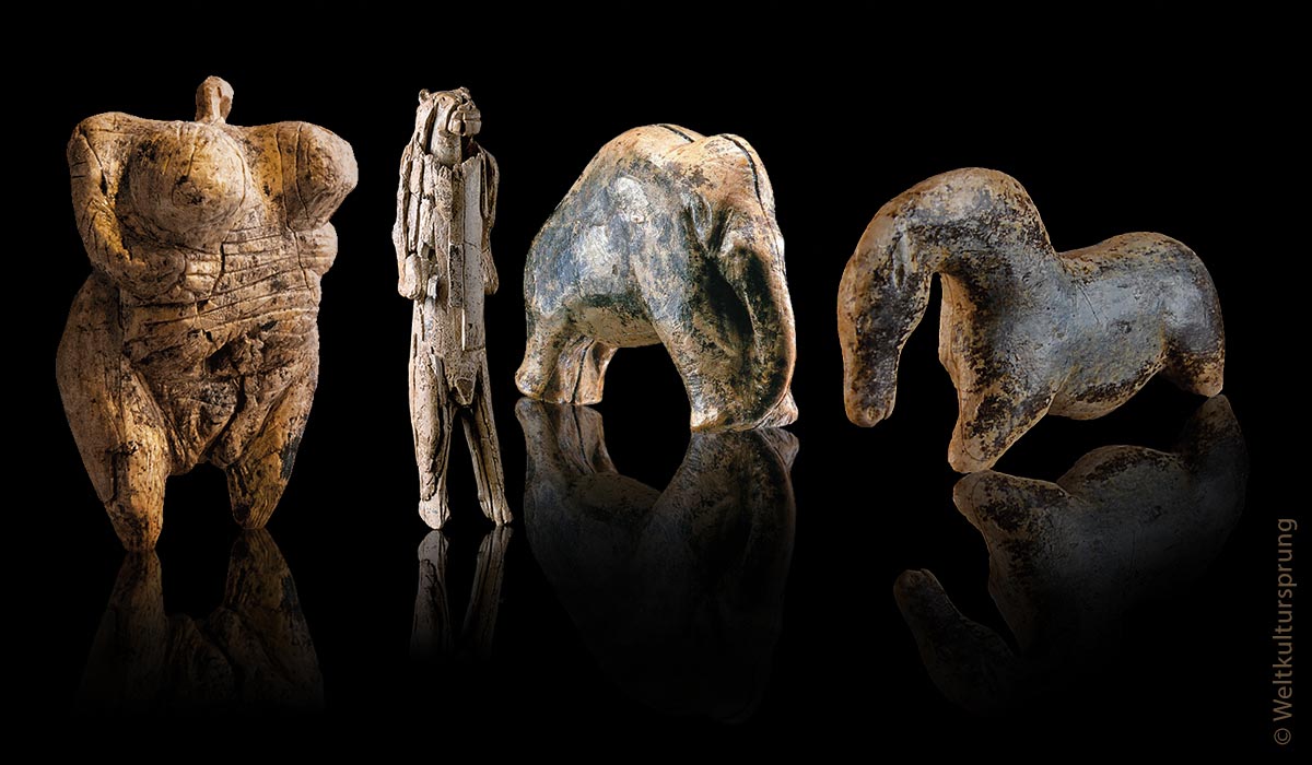 Die ältesten Kunstwerke der Menschheit: Die älteste Frauenfigur der Welt, die „Venus vom Hohle Fels“ (ganz links) wurde vor mindestens 36.000 Jahren aus Mammutelfenbein geschnitzt. Man fand sie erst 2008. Der etwas jüngere Löwenmensch ist circa 32.000 Jahre alt und wurde in der Stadel-Höhle im Hohlenstein (Lonetal) ausgegraben. Aus dem gleichen Zeitraum stammt das Wildpferd (ganz rechts) aus der Vogelherdhöhle. Das „Mammut vom Vogelherd“ (2006 entdeckt) wird auf ein Alter von rund 40.000 Jahren geschätzt und gilt damit als älteste vollständig erhaltene Elfenbeinfigur der Welt.