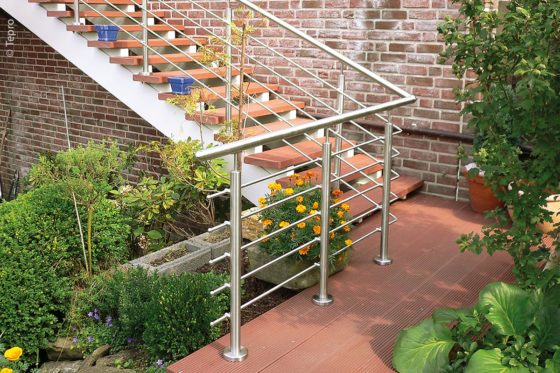 Mit einer Treppe kann man vom Balkon des ersten Obergeschosses aus den dazu gehörigen Garten auf der Rückseite des Hauses erreichen.