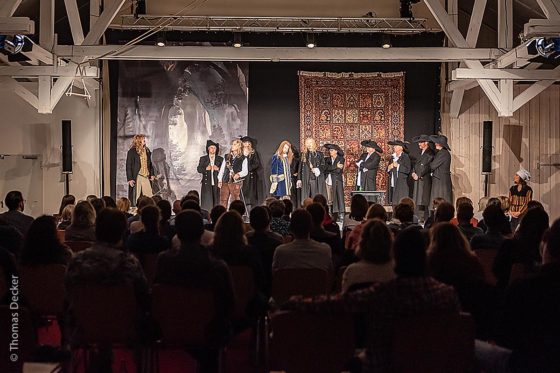 In der Stallhalle Rottweil werden regelmäßig musikalische oder andere kulturelle Veranstaltungen angeboten. Im oben gezeigten Fall wurde das Theaterstück „Cyrano de Bergerac“ aufgeführt.