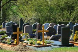 Beherbergt ein Friedhof viele Gräber, passiert es schnell, dass der Überblick verlorengeht. Von Vorteil ist eine App, auf der man die Lage aller Gräber abrufen kann.
