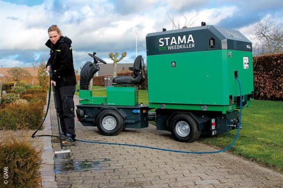 Der STAMA Eco Weedkiller im Einsatz: Es gibt ihn wahlweise mit einem 300- oder 600-Liter-Tank.
