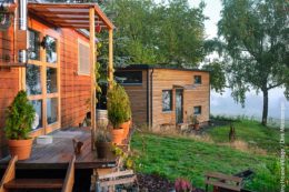 Den Traum von einem Häuschen im Grünen haben viele Menschen. Aber es sich leisten konnten bisher nicht sehr viele. Durch kleine Häuser – Tiny Houses – lässt sich das inzwischen leichter verwirklichen.