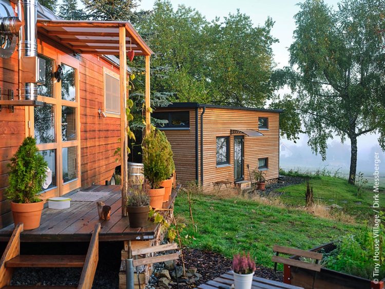 Den Traum von einem Häuschen im Grünen haben viele Menschen. Aber es sich leisten konnten bisher nicht sehr viele. Durch kleine Häuser – Tiny Houses – lässt sich das inzwischen leichter verwirklichen.