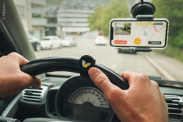 Per Smart-Button am Lenkrad startet das Smartphone an der Windschutzscheibe die Erfassung von tiefen Löchern und Rissen auf der Straße.