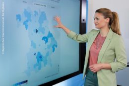 Die Bayerische Staatsministerin für Digitales, Judith Gerlach, stellt die Funktionen der neuen interaktiven Karte vor.