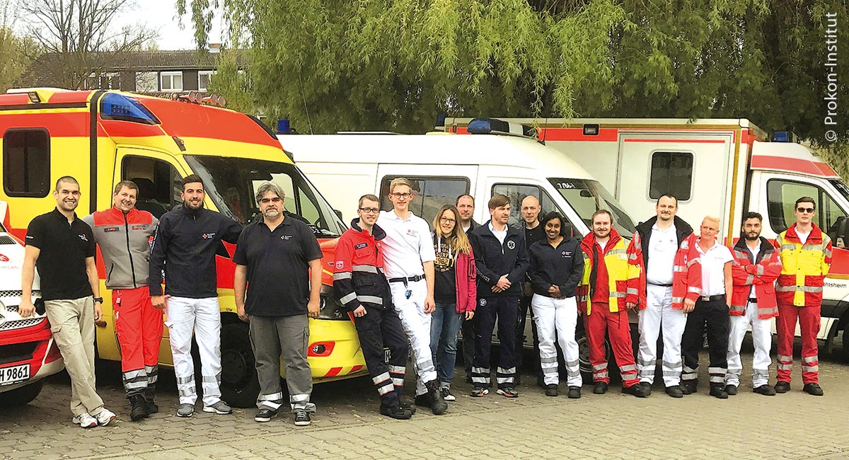 Rettungskräfte im Ausbildungskurs – laut Mario Staller werden Trainer ausgebildet, die danach als Multiplikatoren mit ihren Leuten vor Ort arbeiten.