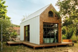 Hersteller von Tiny Houses – wie beispielsweise Tiny Lofts – bieten kleine Häuser in unterschiedlichen Ausführungen und Farben an.