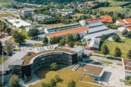 Das Gelände vom Weihenstephan-Campus der TUM in Freising ist sehr weitläufig. Viele Wege und mehrere Brücken verbinden die einzelnen Uni-Gebäude und Institute.