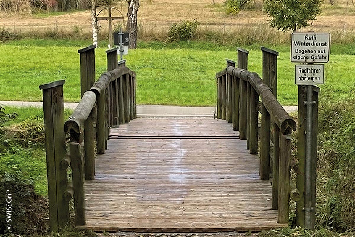 Holzbrücken werden besonders im Herbst und Winter zu extrem glatten Oberflächen.