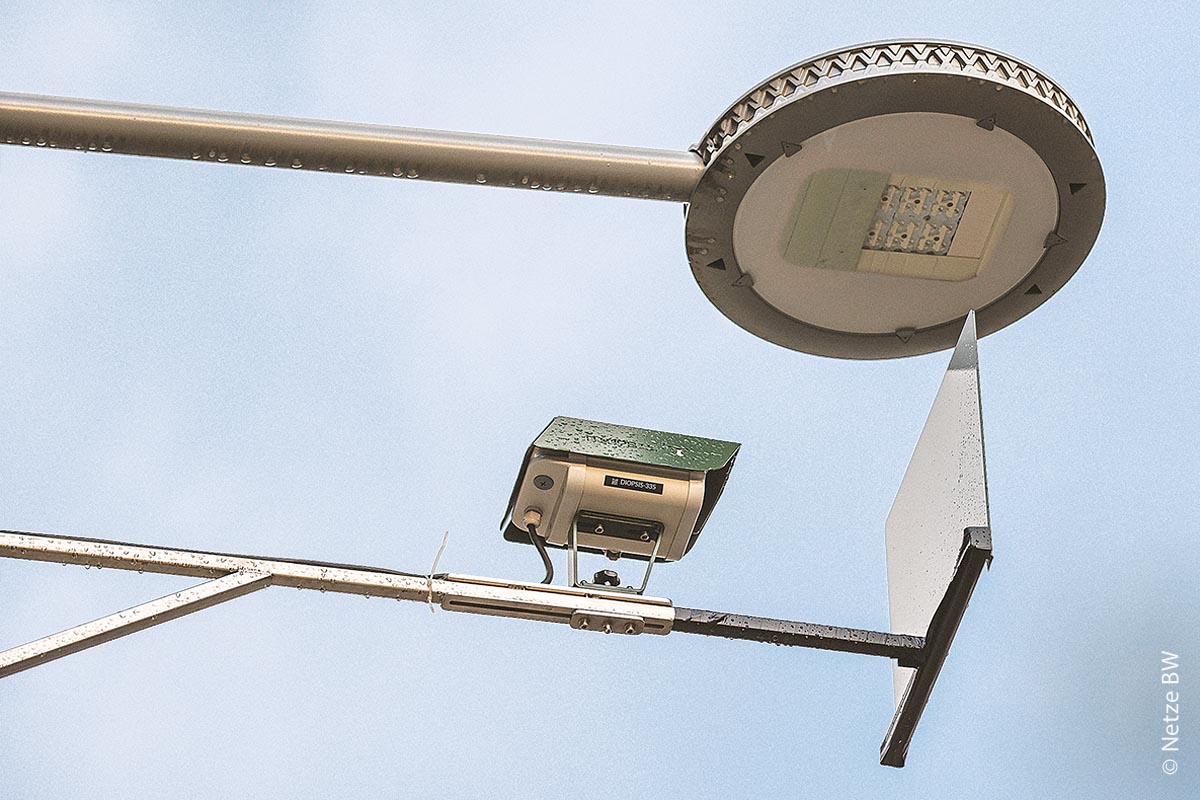 Intelligente Technik: Spezielle Sensoren und Verkehrskameras an den Lampen registrieren das jeweilige Verkehrsaufkommen und passen dann die Helligkeit jeder Lampe an.