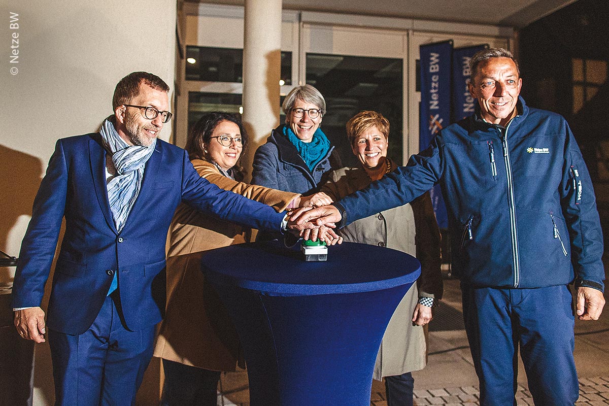 Das Pilotprojekt in Heinigen an der L1217 wurde gestartet von der Staatssekretärin Elke Zimmer (Mitte), von Bürgermeister Norbert Aufrecht (links), von Steffen Ringwald, dem Geschäftsführer Netze BW (rechts), und den Landtagsabgeordneten Ayla Cataltepe (Zweite von links) und Nicole Razavi.