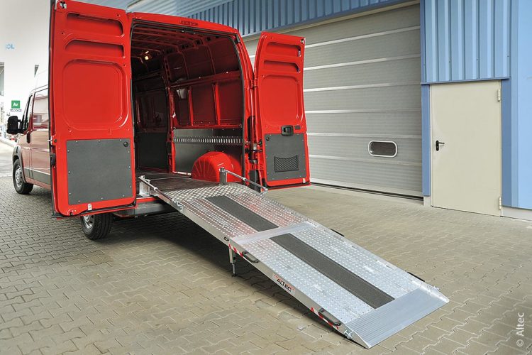 Die fest im Fahrzeug montierte RRK-Rampe bietet eine besonders komfortable Lösung beim häufigen Be- und Entladen
