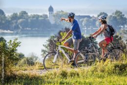 Radtour rund um den Chiemsee mit Blick zur Fraueninsel