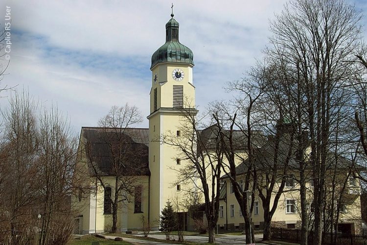 Das niederbayerische Spiegelau hat rund 4000 Einwohner und liegt etwa 50 Kilometer nördlich von Passau. Im Bild ist die katholische Pfarrkirche St. Johannes der Täufer zu sehen.