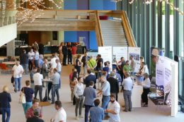Expertengespräche in der Foyer-Ausstellung und Netzwerken im schönen Ambiente des Kongresses am Park in Augsburg