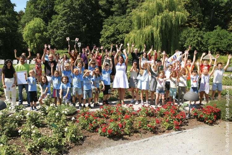 Gruppenbild aller Schüler der „Prima Klima Schulen“ 2022 im Botanischen Garten in Augsburg