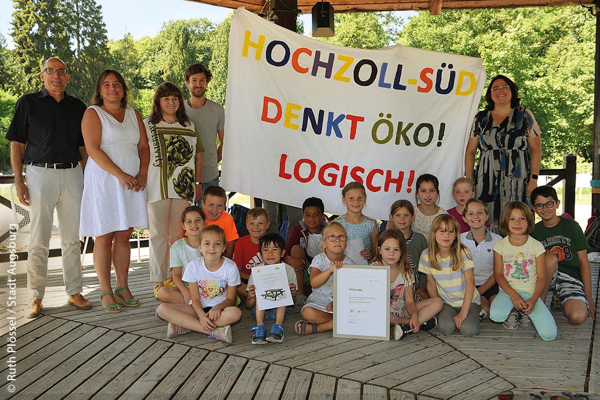 Gruppenbild von Schülern der Grundschule Hochzoll-Süd im Rosenpavillon des Botanischen Garten Augsburg