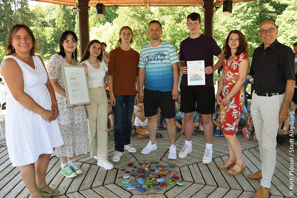 Gruppenbild von Schülern der Heinrich-von-Buz-Realschule im Rosenpavillon des Botanischen Garten Augsburg