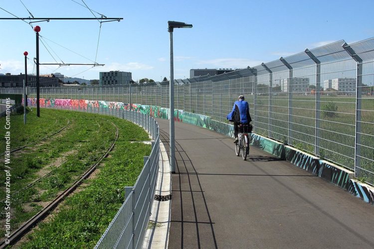 Der Radweg entlang der Stadtbahn von der Freiburger Messe vor der Installation der Photovoltaikanlage