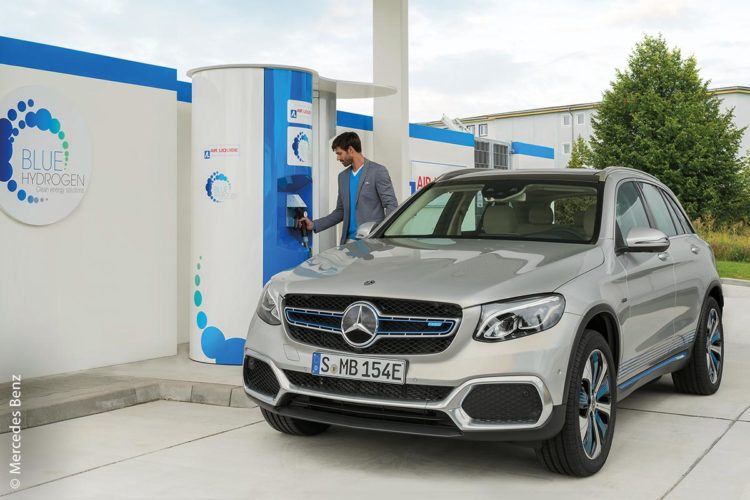 Ein Meilenstein auf dem Weg zum emissionsfreien Fahren: Neben Wasserstoff tankt die elektrische Variante des SUV von Mercedes Benz auch Strom.