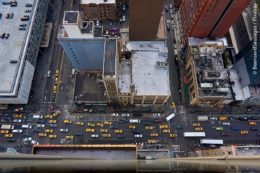 Der Verkehr in und um New York ist seit Jahrzehnten mit vielen Staus und zeitfressenden Wartezeiten im Stadtverkehr und an den Mautstellen zwischen New York und New Jersey verbunden. Das soll sich dank eines neuen, intelligenten Mautsystems nun ändern.