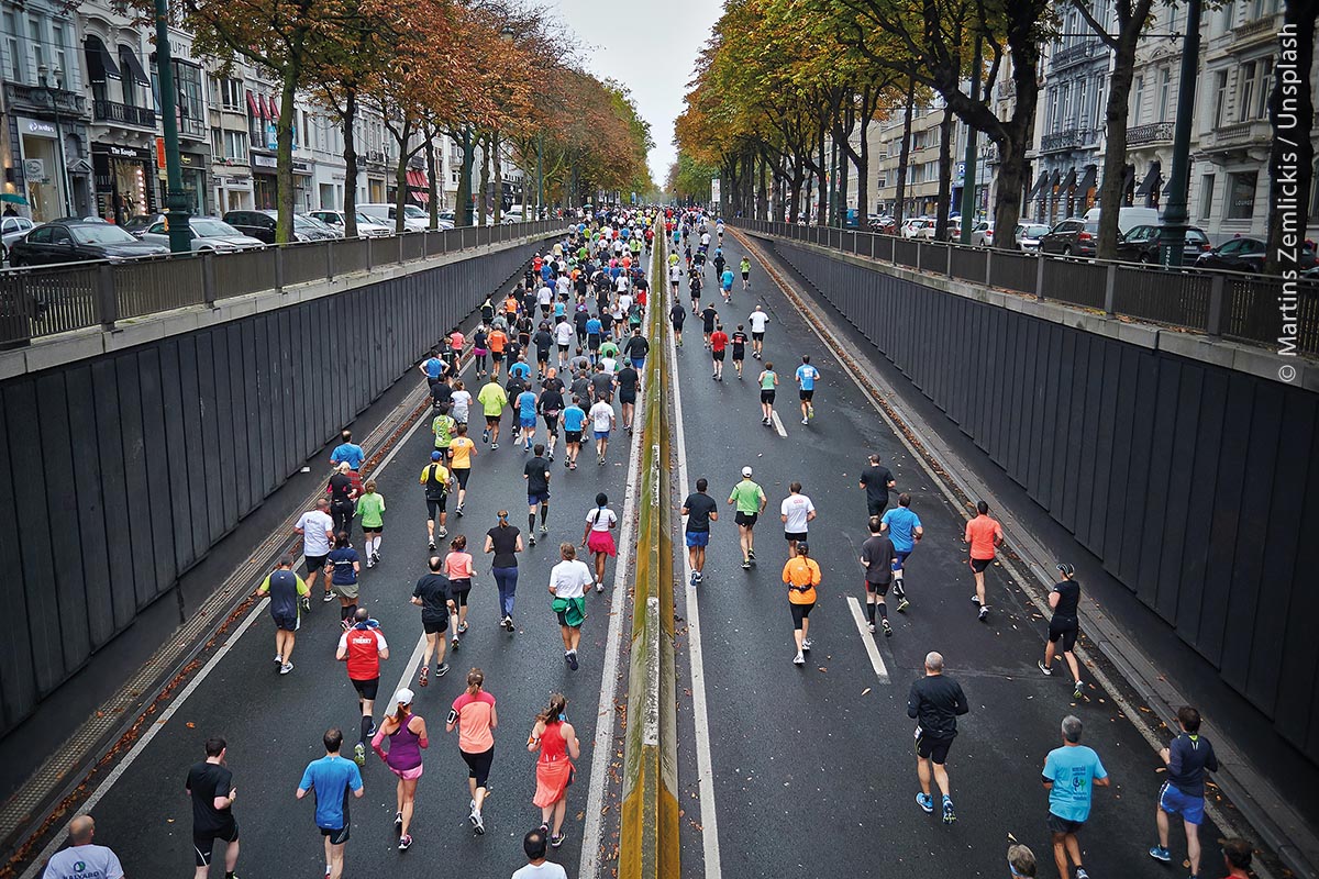 Marathonlauf vieler Menschen auf der Straße einer Stadt