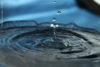 Symbolbild der Wassertropfen der ins Wasser fällt, er steht symbolisch für die Seminare zum Thema Hygiene im Schwimmbad