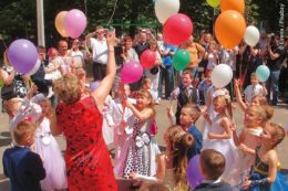 Sommer-Kindergartenfest mit vielen bunten Ballons