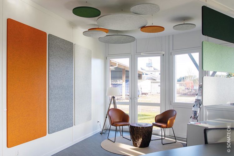 Schalldämmende SONATECH-pure-Elemente in verschiedenen Farben und Formen setzen in Räumen besondere Akzente.