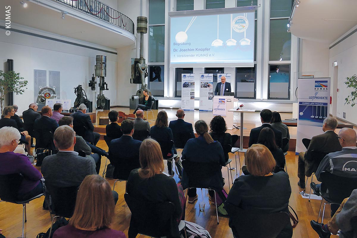 Begrüßung durch Joachim Knüpfer, den KUMAS-Vorstandsvorsitzenden, auf der Auszeichnungsfeier 2022 im MAN Museum in Augsburg.