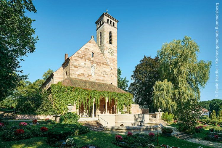 Die Evangelisch-Lutherische Philippuskirche der Kirchengemeinde Rummelsberg in Bayern: Drei Einrichtungen dieser evangelisch-lutherischen Kirche sollen bis Anfang 2026 fusioniert werden.