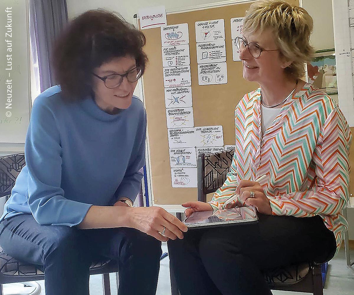 Gudrun Scheiner-Petry (links), die Leiterin des Amts für Gemeindedienst, und die Organisationsberaterin Tanja Reuther reflektieren, wie sich die komplizierten und komplexen Probleme im Fusionsprozess lösen lassen. 