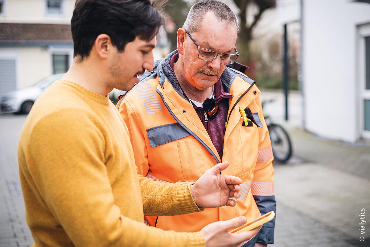 Vialytics-Experte Christian Wehle (links) erklärt Volker Steiner, verantwortlich für die Straßeninstandhaltung in Urbach, die neuesten Funktionen der Smartphone-App.
