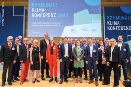 Die Gewinner im Wettbewerb „Klimaaktive Kommune 2022“ mit Bundesklimaschutzminister Robert Habeck (Mitte)