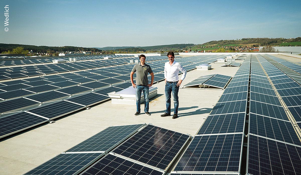 Seinen Energiebedarf deckt Wedlich mit einer Photovoltaikanlage auf dem Logistikterminal: Christian Wedlich (rechts) mit einem Mitarbeiter der Herstellerfirma auf dem Dach des Unternehmens.