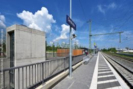 Der Bahnhof Gersthofen im Mai 2022: Mit dem Ausbau hat sich die Station in einen modernen, barrierefreien Haltepunkt verwandelt, inklusive Unterführung und neuen Bahnhof-Aufzügen (links im Bild).