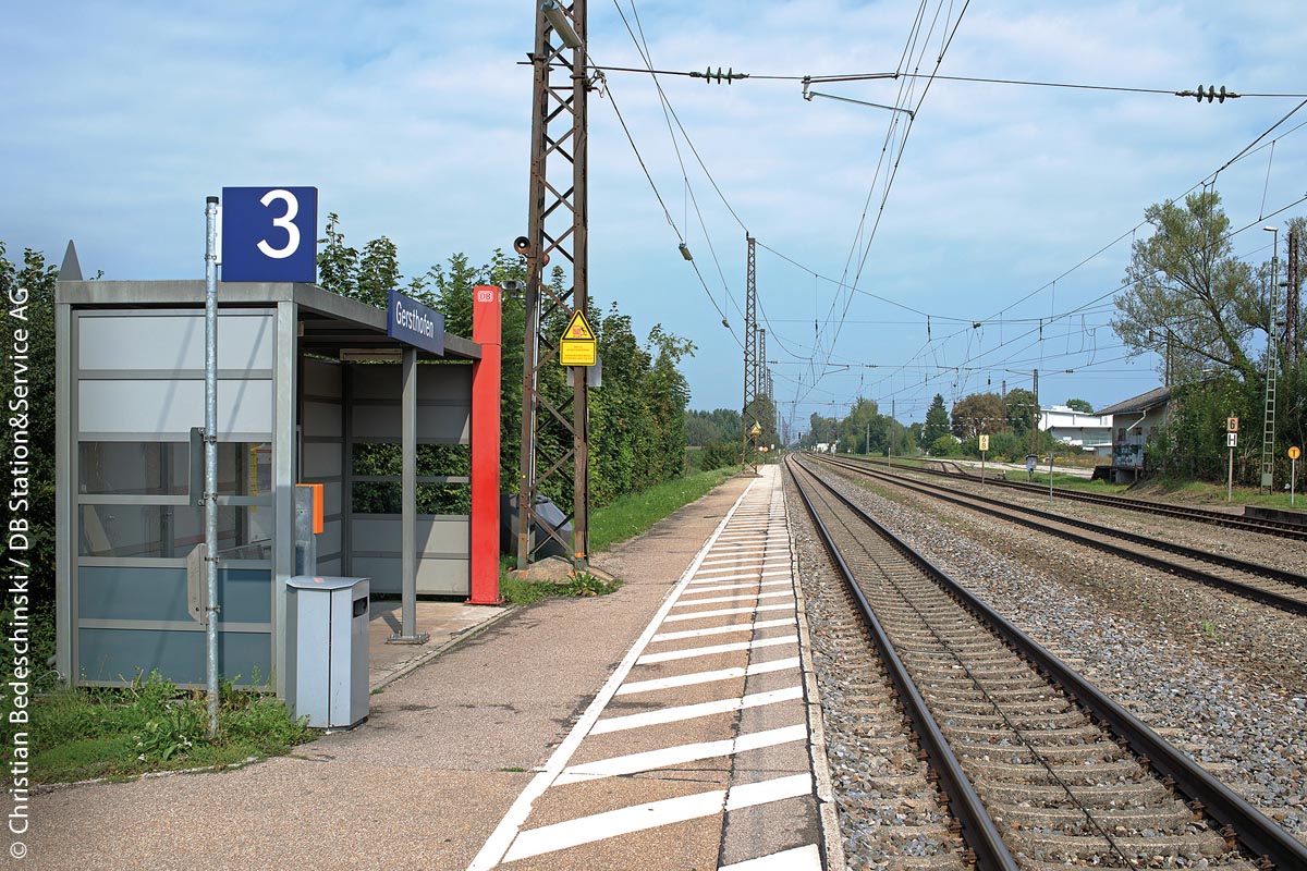 Der Bahnhof Gersthofen bei Augsburg weckte bis 2021 mit seinem kleinen Wetterschutzhäuschen und den holprigen Zuwegen noch keine große Reiselust.