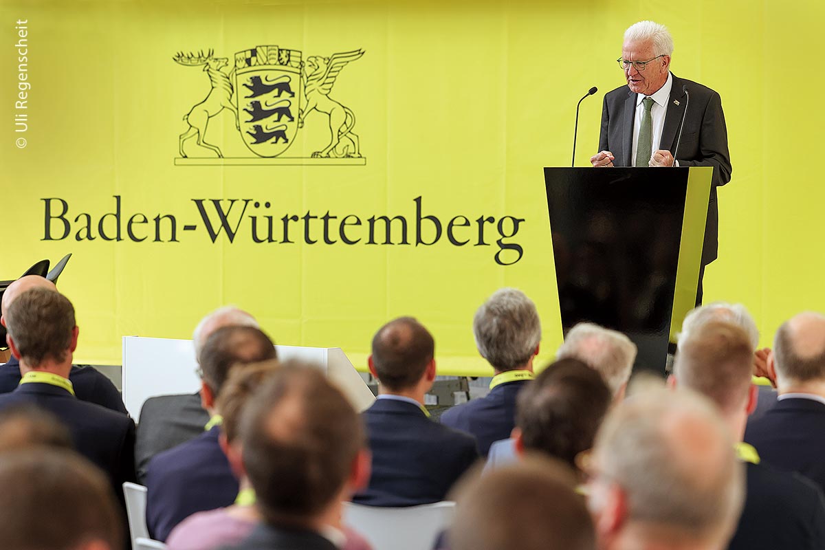 Winfried Kretschmann, Ministerpräsident von Baden-Württemberg, hält eine Ansprache zum Anlass der Auftaktveranstaltung.