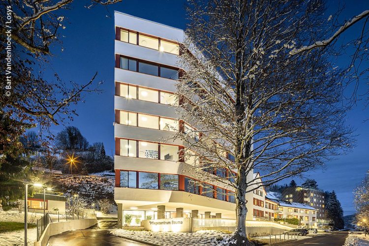 Das neu gebaute Pflegezentrum im schweizerischen Bauma wurde mit einer LED-Sicherheitsbeleuchtung ausgestattet.