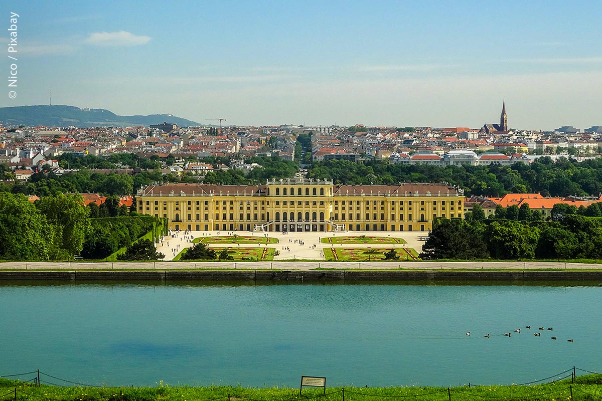 Luftansicht vom Wiener Schloss Schönbrunn am Wienfluss