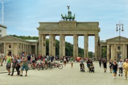 Der Berliner Senat hat im Juli 2023 den vierten Umsetzungsbericht zum eGovernment-Gesetz Berlin beschlossen und Fortschritte bei der Digitalisierung festgestellt.