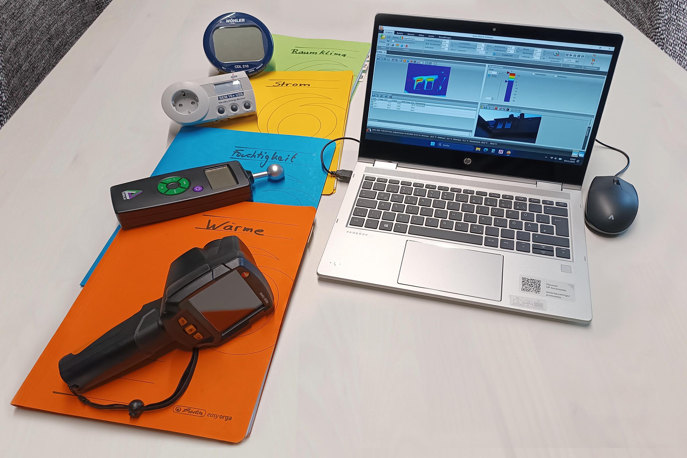 Im Energiekoffer von Schorndorf sind vier Messgeräte und ein Laptop verstaut: die Wärmebildkamera (ganz vorne), um Wärmeverluste sichtbar zu machen, das Feuchtemessgerät, mit dem sich mögliche Feuchtigkeitsprobleme in Wänden erkennen lassen, das Strommessgerät, mit dem man Stromfresser identifizieren kann, und das Raumluftmessgerät, das Bereiche mit erhöhter CO2-Konzentration anzeigt. Mit dem Laptop lassen sich die Messergebnisse direkt auswerten. Die Geräte sind einfach zu bedienen und ermöglichen auch ohne technisches Vorwissen wertvolle Erkenntnisse.