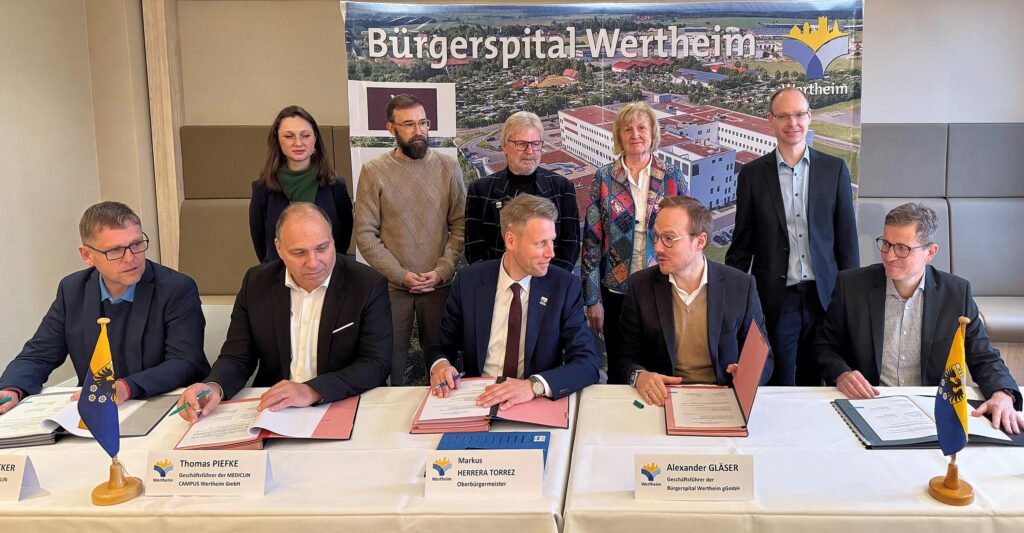 Die Unterzeichnung der Mietverträge für das Bürgerspital in Wertheim fand im November 2024 statt. Bei der Unterzeichnung durch die Vertragspartner waren auch die Vertreter der Gemeinderatsfraktionen anwesend.