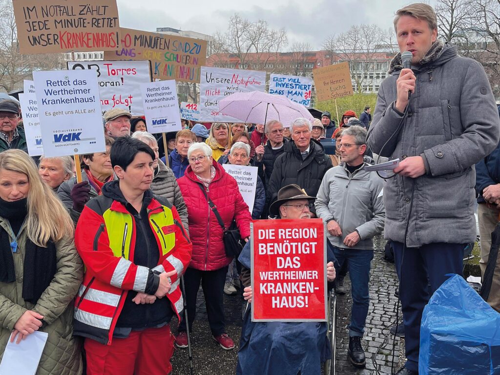 6. März 2024: Oberbürgermeister Markus Herrera Torrez (rechts mit Mikro) spricht sich auf der Kundgebung in Stuttgart für den Erhalt des Krankenhauses aus.