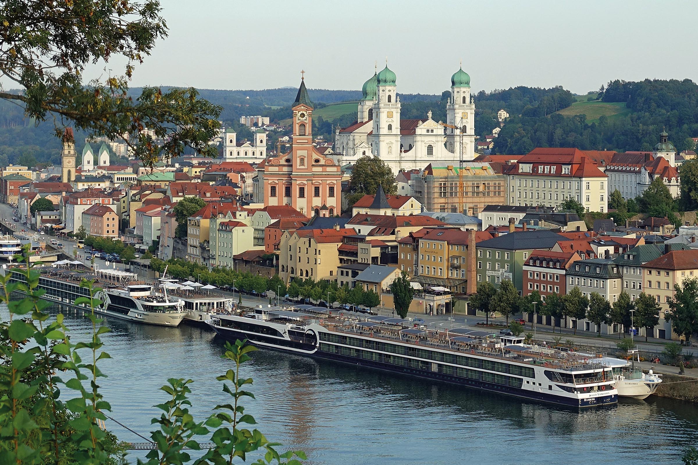 Blick auf Passau mit Schiffen am Hafen